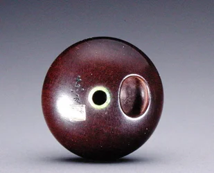 En liten allmoseskål, ca 1880-1900 (trä inlagt med hjorthorn, metall & lack) (se även 195423)